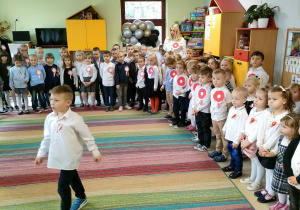 Dzieci z grup : "Skrzatów", "Biedronek" i "Motylków" podczas uroczystego spotkania.