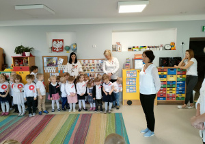 Ciocia Iwonka rozpoczęła spotkanie, mówiąc dzieciom, że będziemy śpiewać hymn narodowy.