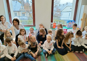 Dzieci z grupy "Kaczuszek" podczas podsumowania uroczystego spotkania.