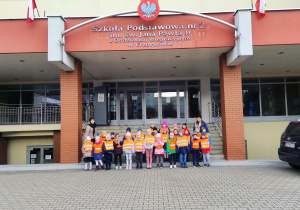 Pamiątkowe zdjęcie dzieci z grupy "Kaczuszek" i "Skrzatów" pod Szkołą Podstawową Nr 2 w Ozorkowie.