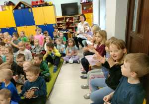 Dzieci z całego przedszkola na dywanie podczas śpiewania piosenki na powitanie "Papa paparapa pa pa".