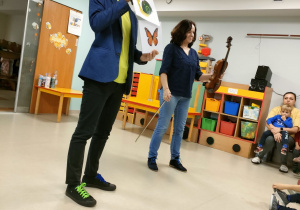 Państwo prezentują dzieciom budowę skrzypiec, nawiązując do kształtu zwierząt.