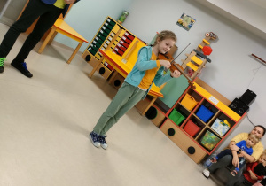 Dziewczynka ze starszej grupy podczas gry na skrzypcach.