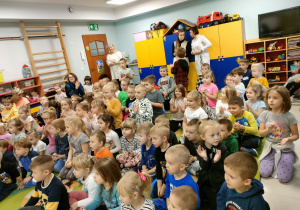 Dzieci z całego przedszkola podczas audycji muzycznej.