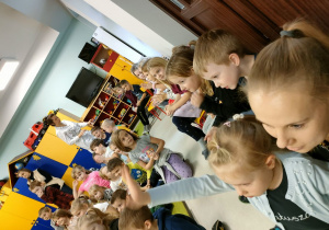 Dzieci z całego przedszkola podczas audycji muzycznej.