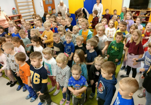 Dzieci z całego przedszkola chwilę przed zabawą muzyczno-ruchową przy piosence "A ram sam sam".