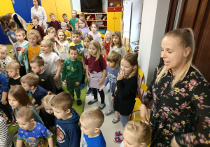Dzieci z całego przedszkola chwilę przed zabawą muzyczno-ruchową przy piosence "A ram sam sam".