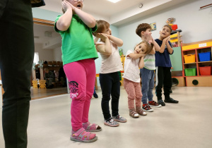Kilkoro przedszkolaków tańczy do piosenki "A ram sam sam".