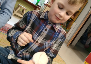 Chłopiec z "Kaczuszek" trzyma chomika na rękach.