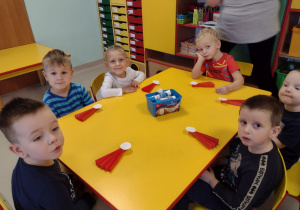 "Czerwony Kapturek" w "Pszczółkach"-dzieci siedzą przy stole i wykonały czerwonego kapturka wg instrukcji nauczyciela.