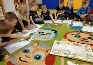 "Jaś i magiczna fasola" w "Pszczółkach"-kilkoro dzieci kładzie obrazek przedmiotu, o którym w tym momencie czyta nauczyciel.