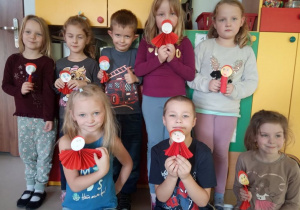 "Czerwony Kapturek" w "Kaczuszkach"-dzieci wykonały pracę, polegającą na stworzeniu czerwonego kapturka z materiałów plastycznych.