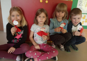 "Czerwony Kapturek" w "Kaczuszkach"-dzieci wykonały pracę, polegającą na stworzeniu czerwonego kapturka z materiałów plastycznych.