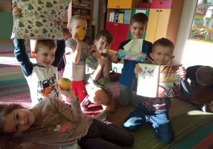 "Czerwony Kapturek" w "Kaczuszkach"-dzieci podnoszą ilustrację tego, co kapturek miał w koszyczku.