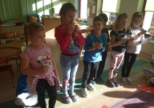 "Trzy świnki" w "Kaczuszkach"-kilkoro dzieci trzyma w dłoni różnej wielkości domki.