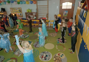 Wspólna zabawa dzieci z młodszych grup podczas balu.