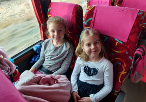 Dwie dziewczynki z grupy ''Kaczuszek'' podczas podróży do teatru.