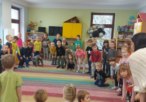 Dzieci podczas zabawy muzyczno-ruchowej w języku angielskim.