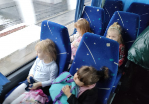 Kilka dzieci z "Biedronek" w autokarze w drodze do Teatru.
