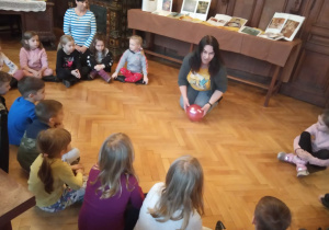 Grupa dzieci z "Kaczuszek" w Miejskiej Bibliotece.