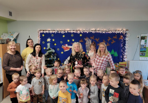 Wspólne zdjęcie p. Barbary Kaszyńskiej wraz z nauczycielkami, panią dyrektor oraz dziećmi z grup młodszych.