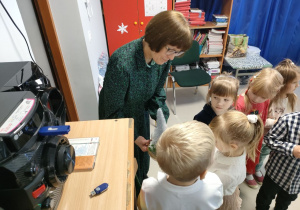 Dzieci z naszego przedszkola wręczają upominek naszej katechetce p. mgr Lilli Nowackiej.