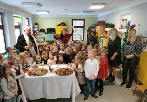 Przedszkolaki wraz z Księdzem i ciociami podczas wspólnego, pamiątkowego zdjęcia.
