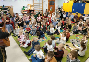 Dzieci z całego przedszkola podczas aktywnego udziału w audycji.