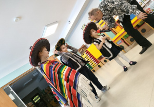 Chętne dzieci podczas wcielenia się w postać "mariachi".