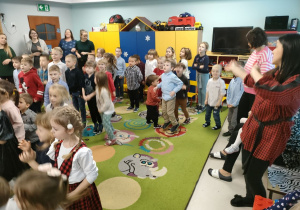 Przedszkolaki w trakcie zabawy muzyczno-ruchowej.