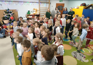 Dzieci tańczą w trakcie audycji muzycznej.