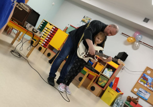 Ada przy pomocy p. Bogdana, gra na gitarze elektrycznej.
