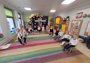 Dzieci z grupy "Biedronek" siedzą na krzesełkach podczas Uroczystości z okazji Dnia Babci i Dziadka.