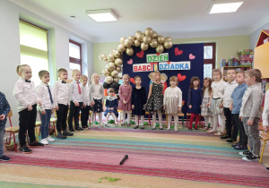 Dzieci z grupy "Skrzatów" podczas występów z okazji Dnia Babci i Dziadka.