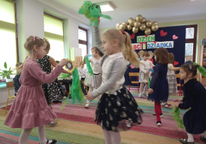 Taniec z kwiatami w wykonaniu dziewczynek z grupy "Skrzatów".