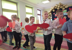 Taniec z serduszkami w wykonaniu chłopców z grupy "Skrzatów".
