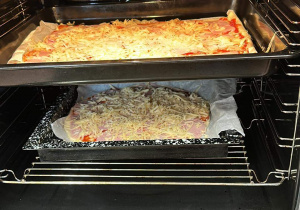 Przygotowane pizze w piekarniku.