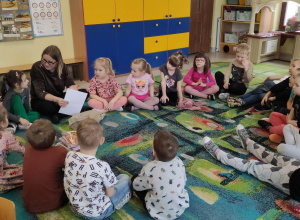 Spotkanie z panią bibliotekarką w grupach dzieci starszych.