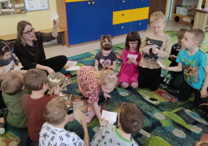 Dzieci uważnie słuchają informacji dotyczącej specyfiki zawodu bibliotekarza.