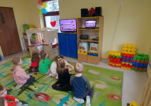 Dzieci z grupy "Skrzaty" podczas oglądania filmu edukacyjnego na temat walentynek.
