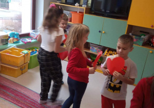Dzieci z grupy Kaczuszek na dywanie podczas zabawy do piosenki "Serduszko przyjaźni".