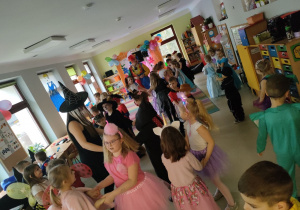 Tańce przedszkolaków w trakcie balu karnawałowego.