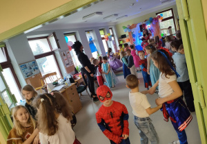 Tańczące przedszkolaki w trakcie balu karnawałowego.