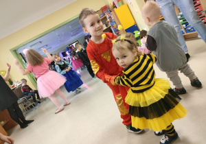 Jasio wraz z młodszą siostrą podczas tańca na balu karnawałowym.