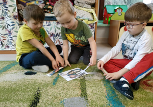 Dzieci z grup młodszych w grupach kilkuosobowych składają ilustrację powiązaną tematycznie z biblioteką/książkami w całość.