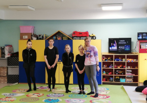 Pani Małgorzata przedstawia cztery dziewczynki, które są zawodniczkami szkoły gimnastyki artystycznej ''Pasja''.