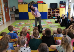 Pani Małgorzata prezentuje dzieciom przyrządy artystyczne.