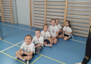Przedstawiciele dzieci z grupy Skrzaty (Fabian, Wojtek, Ada) i Kaczuszki (Nadia, Krzyś, Ola) czekają na rozpoczęcie turnieju sportowego.