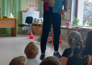Pan Kamil prezentuje dzieciom tablicę taktyczną.