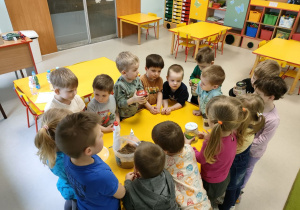 Dzieci z grupy "Pszczółek" obserwują, co się dzieje z różnymi substancjami(olej, piasek, cukier, sól, płyn do mycia naczyń, mydło w płynie) w wodzie.